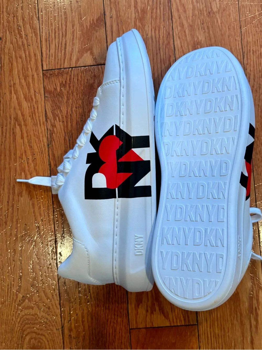 DKNY RUNWAY White Leather Logo Low-Top Sneakers size 8.5 MSRP $139